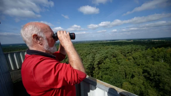 Feuerwächter Rudolf Hoffmann hält am nördlichen Rand des Ruhrgebiets Ausschau nach möglichen Bränden. - © Henning Kaiser/dpa