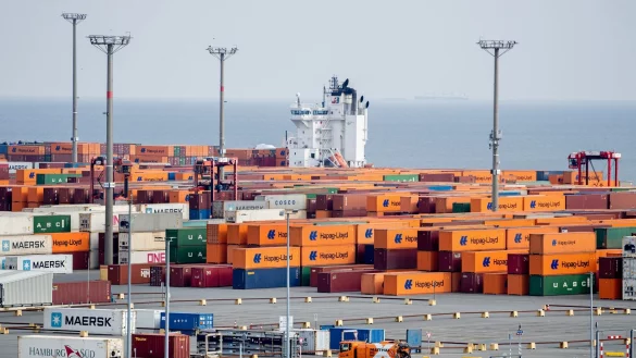 Der JadeWeserPort in Wilhelmshaven - Niedersachsen hat derzeit beim Wirtschaftswachstum die Nase vorn. (Archivbild) - © Hauke-Christian Dittrich/dpa