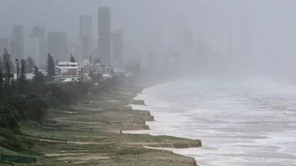 Die hohen Wellen zerstörten bei Touristen beliebte Strände an der Gold Coast. - © Dave Hunt/AAP/dpa