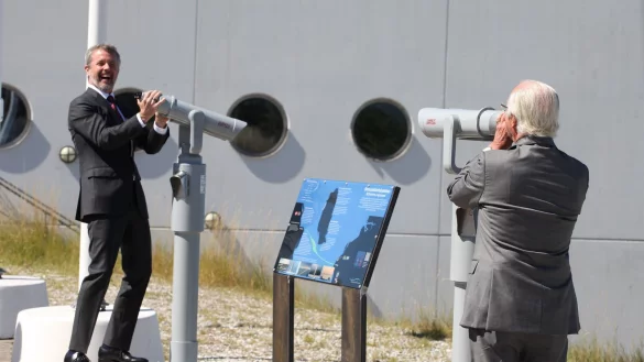 Gute Laune und Sonnenschein: Schwedens König Carl Gustaf (rechts) scherzt mit Dänemarks König Frederik. - © Steffen Trumpf/dpa
