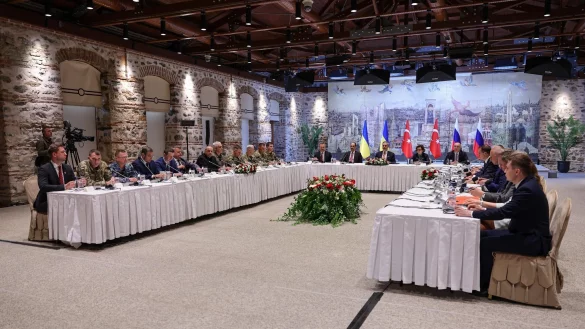 In Istanbul haben erstmals seit drei Jahren ukrainische und russische Vertreter direkte Gespr&auml;che &uuml;ber den Ukraine-Krieg gef&uuml;hrt. - &copy; Handout/T&uuml;rkisches Au&szlig;enministerium/dpa