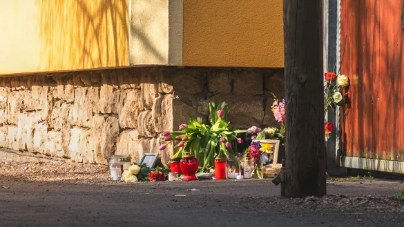 Vor dem Tathaus in Klettbach (Weimarer Land) dr&uuml;ckten Menschen ihr Mitgef&uuml;hl aus, indem sie Blumen und Kerzen aufstellten. - &copy; David Breidert/dpa