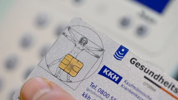 Hier k&ouml;nnen Rezepte gespeichert werden: Elektronische Gesundheitskarte. (Archivbild) - &copy; Jens Kalaene/dpa