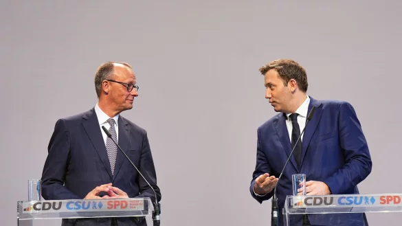 CDU-Chef Merz und SPD-Chef Klingbeil schlie&szlig;en Steuererh&ouml;hungen nicht f&uuml;r immer aus. (Archivbild) - &copy; Michael Kappeler/dpa