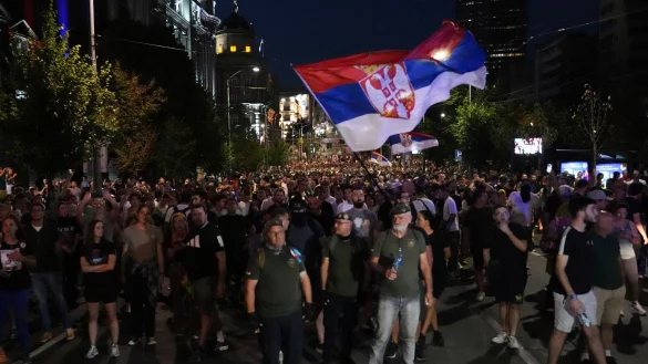 Am Rande der Proteste gegen den serbischen Präsident Vucic kam es die dritte Nacht in Folge zu Ausschreitungen. (Archivbild) - © Darko Vojinovic/AP/dpa