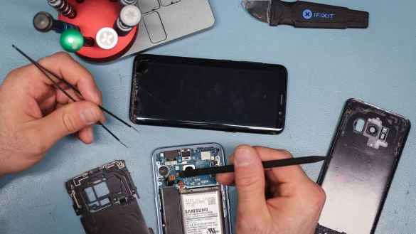 Das Recht auf Reparatur soll dazu beitragen, dass bestimmte Produkte länger genutzt werden und weniger Müll produziert wird. (Symbolbild) - © Christian Charisius/dpa