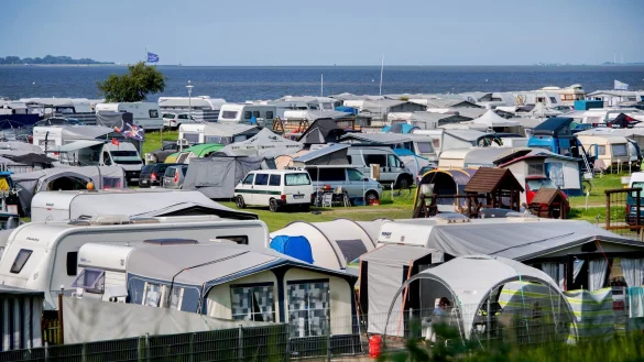 Camping-Urlaub liegt seit Jahren im Trend, nun wurde ein neuer Rekord verzeichnet (Archivbild) - © Hauke-Christian Dittrich/dpa