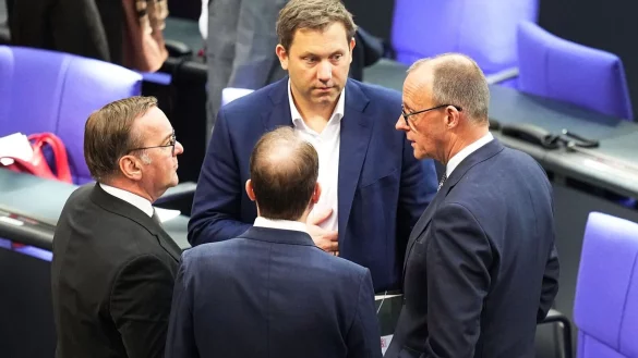 Diese Vier treffen sich möglicherweise bald am Kabinettstisch im Kanzleramt wieder. (Archivbild) - © Michael Kappeler/dpa