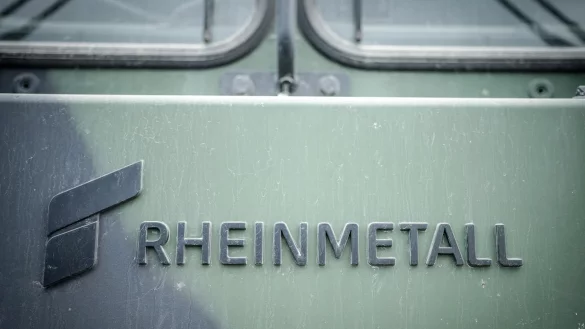 Ein Rheinmetall-Logo an einem Bundeswehr-Fahrzeug im Jahr 2024. - © Kay Nietfeld/dpa