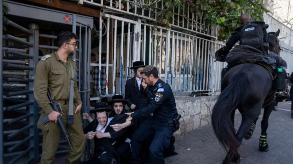 Protest streng religi&ouml;ser Juden gegen die Wehrpflicht. - &copy; Ohad Zwigenberg/AP