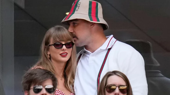 Football-Star Travis Kelce möchte Superstar Taylor Swift weiterhin so gut er kann den Rücken stärken. (Archivbild) - © Kirsty Wigglesworth/AP/dpa