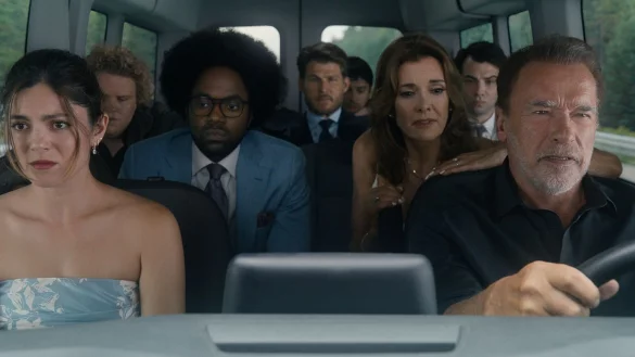 Monica Barbaro (links) als Emma Brunner und Arnold Schwarzenegger (rechts) als Luke Brunner in einer Szene der Serie «Fubar». - © Quelle: Netflix/dpa