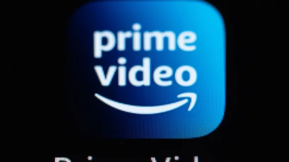 Die Amazon Prime Video-Anwendung auf dem Display eines iPhone SE zu sehen. Die Verbraucherzentrale NRW hat eine Sammelklage gegen das Unternehmen angekündigt. (Illustration) - © Silas Stein/dpa