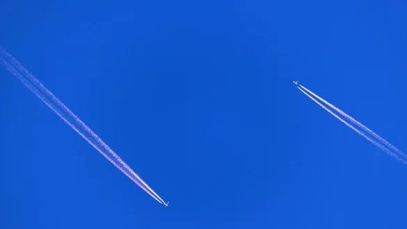 Verkehrsflugzeuge halten sich an bestimmte Luftrouten. (Archivfoto) - © Jens Büttner/dpa