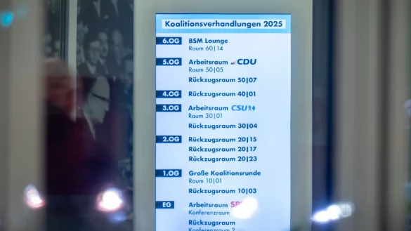 Der Wegweiser in der CDU-Zentrale (Konrad-Adenauer-Haus), wo die erste Runde der Koalitionsverhandlungen von Union und SPD stattfindet (Archivfoto) - &copy; Michael Kappeler/dpa