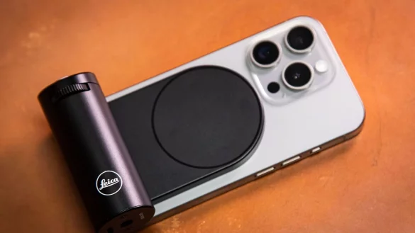 Hält magnetisch: Der Leica Lux Grip wird per MagSafe ans iPhone gebappt. - © Christin Klose/dpa-tmn