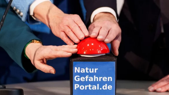 Auf dem Portal lassen sich neben Warnungen auch Tipps für den Fall einer Naturgefahr finden. - © Andreas Arnold/dpa