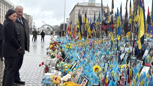 Ein Schweigemoment für Tausenden toten Soldaten und Soldatinnen der Ukraine - Ministerin Baerbock besucht Kiew. - © Jörg Blank/dpa