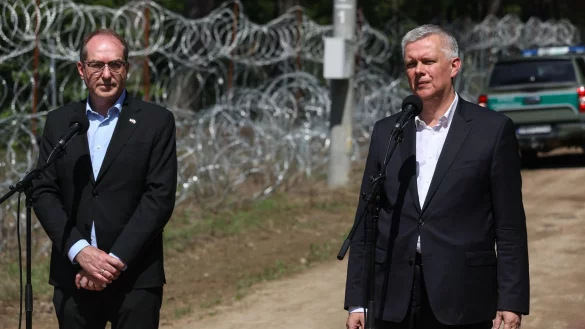 Bundesinnenminister Dobrindt hat die schwer befestigte Grenze Polens zu Belarus besichtigt. - © Artur Reszko/PAP/dpa