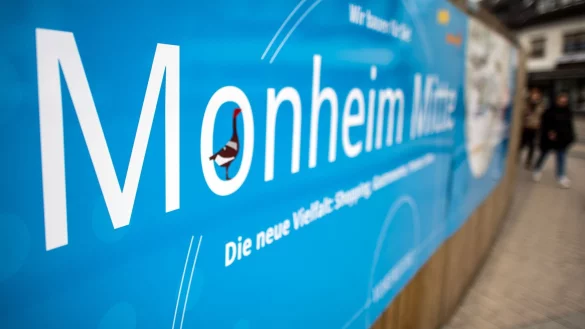 Der Stadtname von Monheim auf einem Schild - die Kleinstadt gilt als Steueroase f&uuml;r Firmen. - &copy; Federico Gambarini/dpa