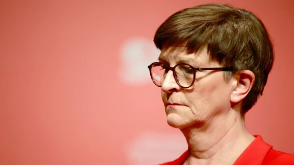 Bayerns Juso-Chef Benedict Lang findet den Umgang der SPD mit der Parteivorsitzenden Saskia Esken «bodenlos». - © Matthias Bein/dpa