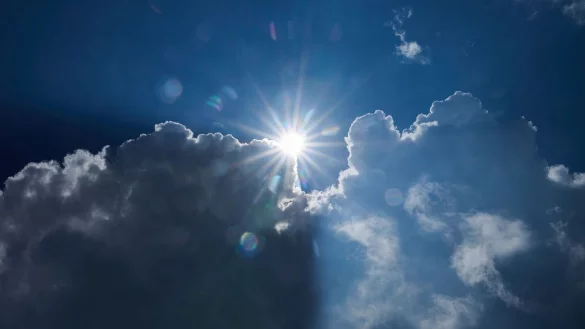 Trotz höherer Temperaturen kann es in NRW teilweise glatt werden. (Symbolbild) - © Annette Riedl/dpa