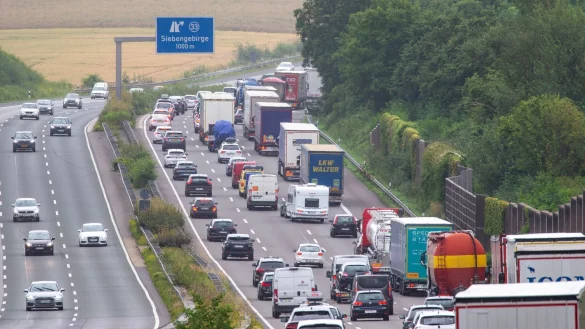 Unter anderem werden neun Brücken instand gesetzt oder neu gebaut sowie lärmmindernder Asphalt und Lärmschutzwände installiert. (Archivbild) - © Thomas Banneyer/dpa