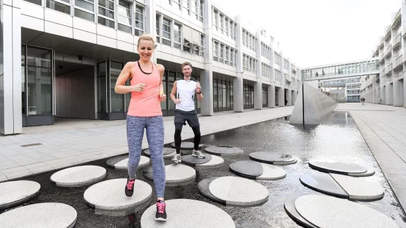 Wenn beim Joggen genug Luft bleibt, um sich zu unterhalten, ist die Intensität moderat. Und auch das hilft dabei, mehr Fitness aufzubauen. - © Tobias Hase/dpa-tmn