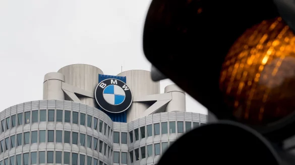 Schwache Absätze in China belasten BMW. (Archivbild) - © Tobias Hase/dpa