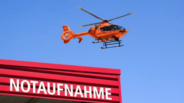 Ein Rettungshubschrauber brachte den Schwerverletzten in eine Klinik. (Symbolfoto) - © Julian Stratenschulte/dpa