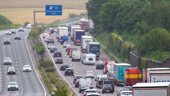 Die Sperrung der Abfahrt Siebengebirge in Königswinter auf der A3 in Richtung Köln ist erneut verschoben worden. (Archivbild) - © Thomas Banneyer/dpa