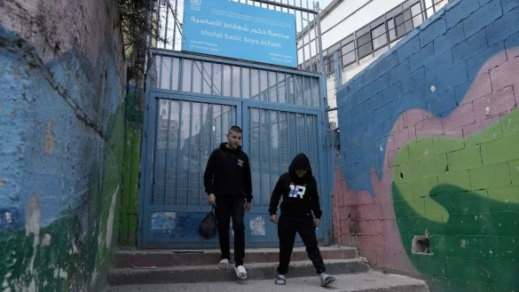 Laut UNRWA-Chef Philippe Lazzarini sind Hunderte Schüler von den Schließungsanordnungen betroffen. (Archivbild) - © Mahmoud Illean/AP/dpa