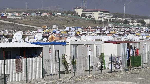 400.000 Menschen leben in der Erdbebenregion weiterhin in Containern. (Archivbild) - &copy; Anne Pollmann/dpa