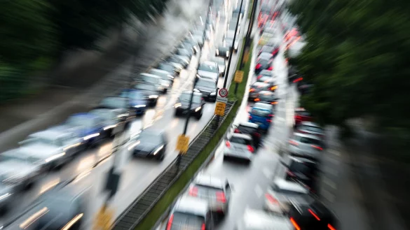 Stadtverkehr in München. In Großstädten gehören Staus zum Alltag, doch das tut der Beliebtheit des Autos laut einer Umfrage der HUK Coburg unter über 4200 Menschen keinen Abbruch. (Foto: Illustration) - © picture alliance / Matthias Balk/dpa