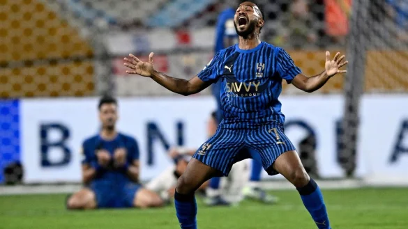 Khalid al-Ghannam von Al-Hilal jubelt über den Coup gegen Manchester. - © Phelan Ebenhack/AP/dpa