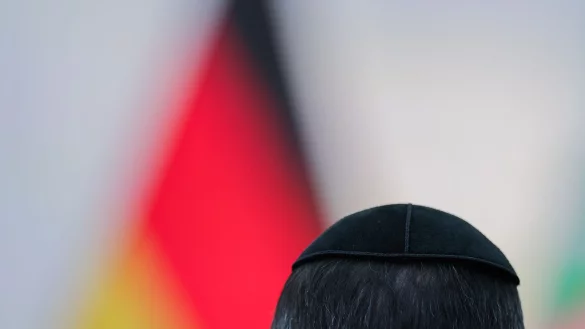 Ein Mann mit einer Kippa nimmt an einer gemeinsamen Gedenkstunde der Landesregierung und des Landtags für die Opfer des Nationalsozialismus in Düsseldorf teil. - © Rolf Vennenbernd/dpa