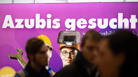 Viele Jugendliche ohne Ausbildungsplatz machen erst einmal ein Betriebspraktikum - trotz Tausender unbesetzter Lehrstellen. - © Sebastian Kahnert/dpa