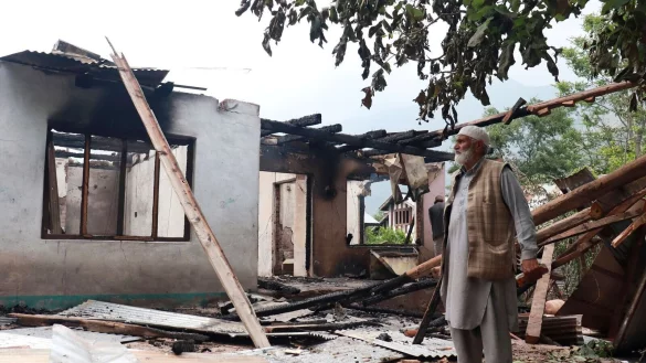 Ein Anwohner im indisch kontrollierten Kaschmir steht neben einem Haus, das durch pakistanischen Artilleriebeschuss beschädigt worden sein soll. (Foto Archiv) - © Junaid Bhat/AP/dpa