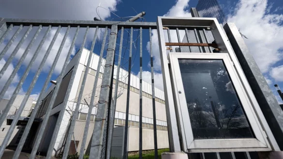 In Stuttgart-Stammheim fanden zahlreiche der Prozesse gegen RAF-Mitglieder statt. Der Gerichtssaal aus den Siebzigern wurde inzwischen abgerissen und durch einen Neubau ersetzt. (Archivbild) - © Marijan Murat/dpa
