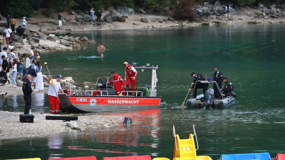 Im Eibsee wird nach einem untergegangenen Vater und seinem Sohn gesucht. - © Karl-Josef Hildenbrand/dpa