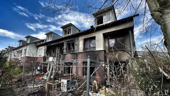 Unbewohnbar - ein Feuer hat in Neuss Reihenhäuser zerstört - © Feuerwehr Neuss/dpa