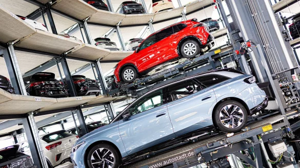 Der ID.7 (vorne) war sowohl im April als auch in den ersten vier Monaten des Jahres die Nummer eins auf dem deutschen Elektroautomarkt. (Archivbild) - © Moritz Frankenberg/dpa