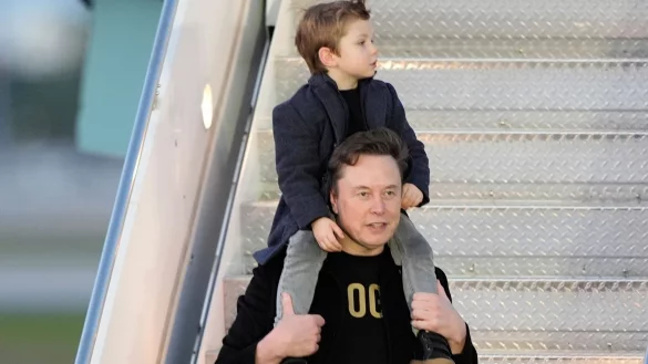 Tech-Milliard&auml;r Elon Musk mit seinem Sohn X &AElig; A-Xii, genannt &laquo;Little X&raquo;. (Archivbild) - &copy; Manuel Balce Ceneta/AP/dpa