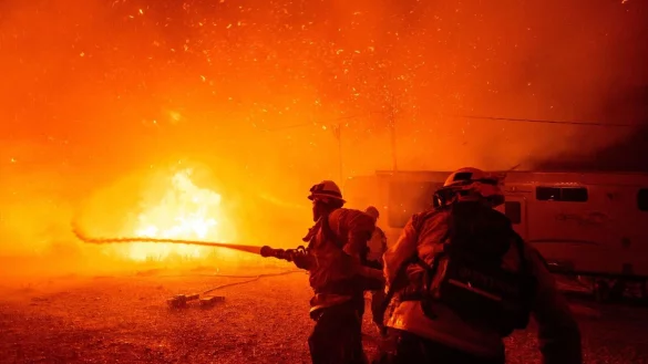 Ein neuer Flächenbrand, der sich rasch ausbreitet, hat in Südkalifornien Tausende Menschen in die Flucht getrieben. - © Ethan Swope/AP/dpa