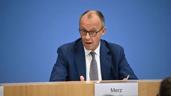 Etwa 90 Minuten lang stellte sich Kanzler Merz den Fragen der Hauptstadtjournalisten. - © Bernd von Jutrczenka/dpa