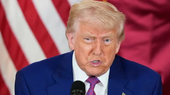 Apple könne Geräte auch in Indien bauen - aber nur für den dortigen Markt, sagt Trump. (Archivbild) - © Alex Brandon/AP/dpa