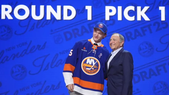 Der an Nummer eins im Draft ausgewählte Matthew Schaefer (l) und NHL-Chef Gary Bettman - © Damian Dovarganes/AP/dpa