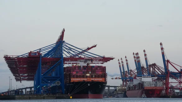 Containerschiffe von Hapag-Lloyd und Maersk liegen im Hamburger Hafen. (Archivbild) - &copy; Marcus Brandt/dpa
