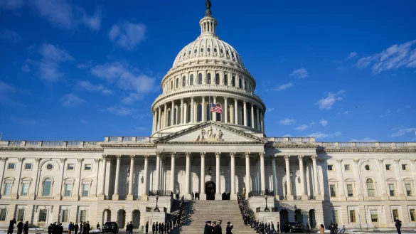 Mitglieder des Militärs marschieren während einer Probe für die bevorstehende Amtseinführung des designierten US-Präsidenten Trump vor dem US-Kapitol. - © Jon Elswick/AP/dpa