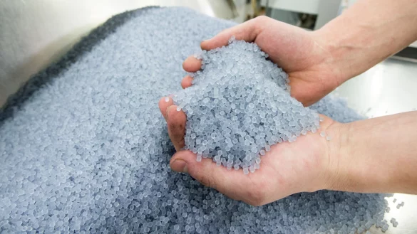 Die EU will einen sorgsameren Umgang mit Plastikteilchen. - © Armin Weigel/ dpa